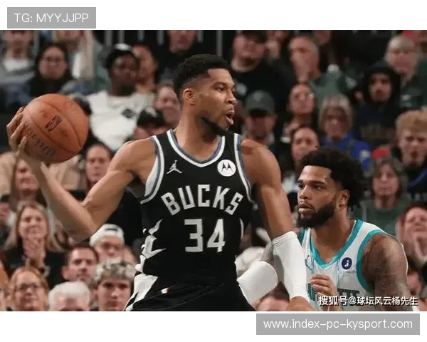 字母哥在球场边举办免费训练营,暑期黄金周满额